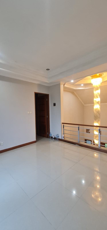 Rumah 3 Lantai dalam Komplek Nyaman di Sawangan