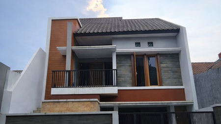 Rumah 3 Lantai dalam Komplek Nyaman di Sawangan