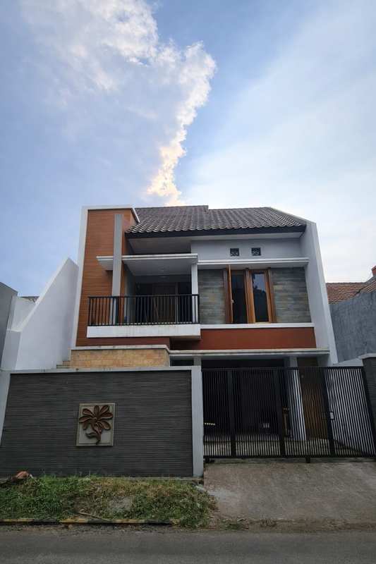 Rumah 3 Lantai dalam Komplek Nyaman di Sawangan