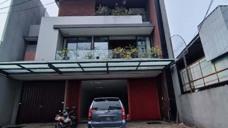 Disewakan Tempat Usaha Raya Kedungsari, Tegalsari, Surabaya Pusat Lokasi strategis di jalan raya utama kawasan komersial, pusat kota Surabaya. Bangunan siap pakai (sudah renovasi), cocok untuk kantor,