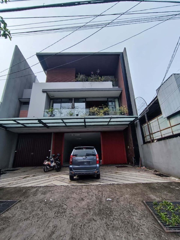 Disewakan Tempat Usaha Raya Kedungsari, Tegalsari, Surabaya Pusat Lokasi strategis di jalan raya utama kawasan komersial, pusat kota Surabaya. Bangunan siap pakai (sudah renovasi), cocok untuk kantor,