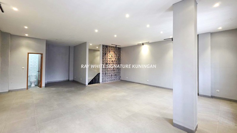 Disewakan Bangunan 2 Lantai Zona Komersial di Sungai Sambas Kebayoran Baru