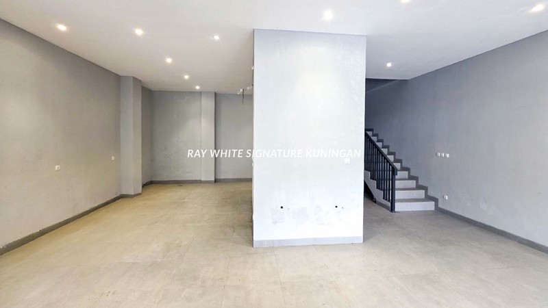 Disewakan Bangunan 2 Lantai Zona Komersial di Sungai Sambas Kebayoran Baru