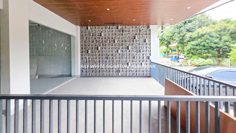 Disewakan Bangunan 2 Lantai Zona Komersial di Sungai Sambas Kebayoran Baru