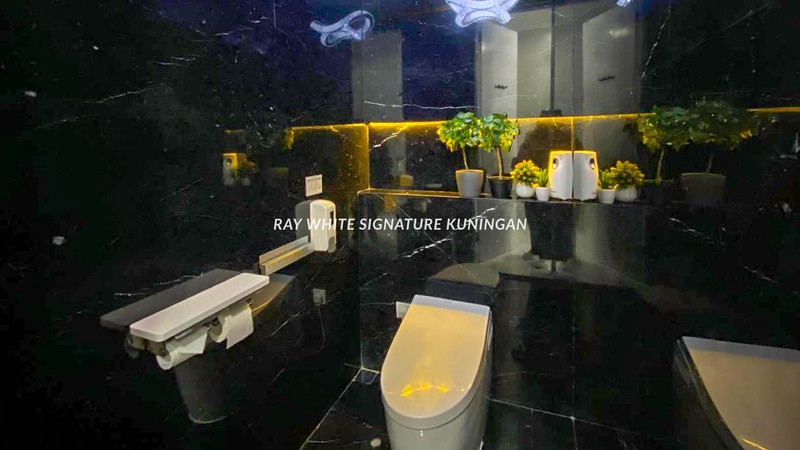 Ruko Gandeng strategis di area Prestisius Menteng Cocok Untuk Usaha