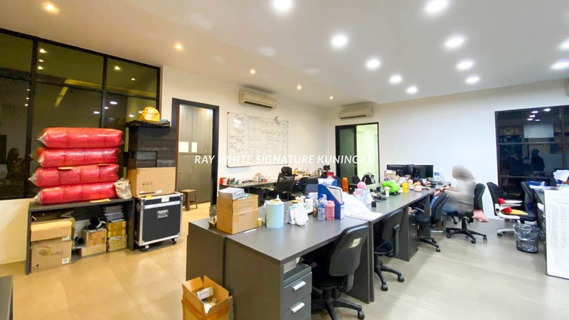 Ruko Gandeng strategis di area Prestisius Menteng Cocok Untuk Usaha