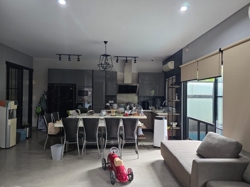 Rumah Premium 2.5 Lantai + Privat Pool di Emerald View Hook Timur