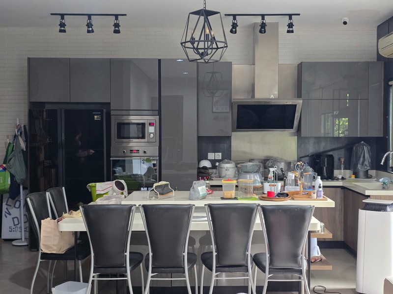 Rumah Premium 2.5 Lantai + Privat Pool di Emerald View Hook Timur