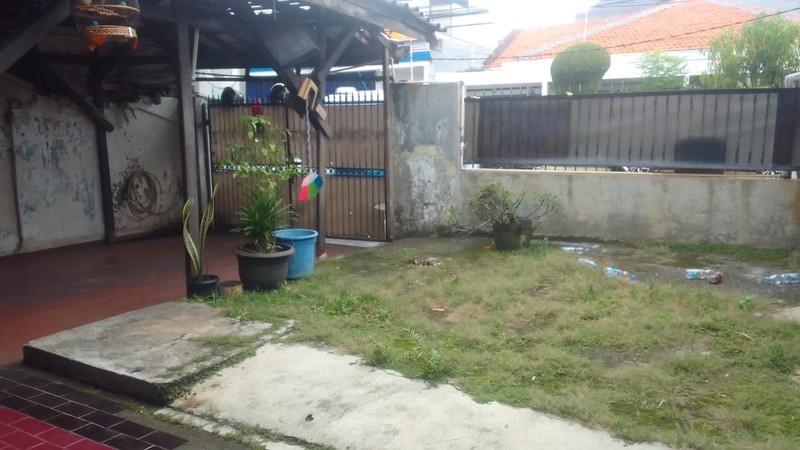 Rumah Tua Hitung Lahan Tanah 380 m2, Lokasi Komersial Dan Ramai Usaha, Di Tebet Barat