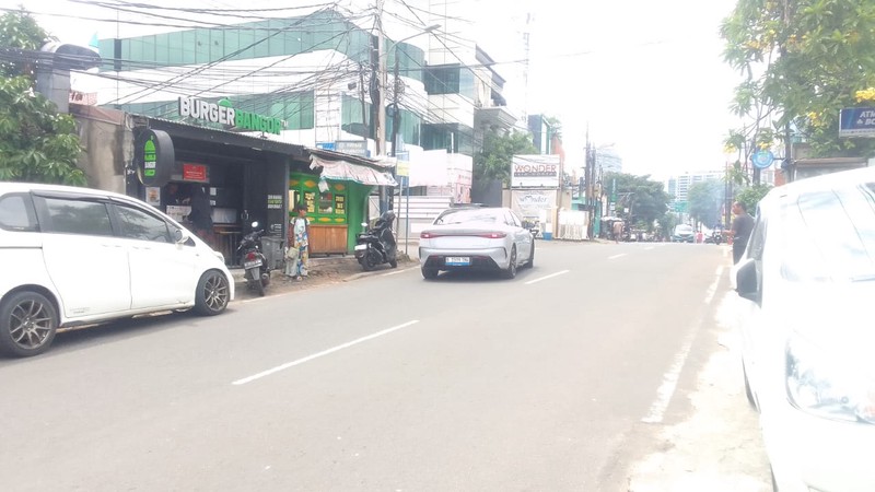 Rumah Tua Hitung Lahan Tanah 380 m2, Lokasi Komersial Dan Ramai Usaha, Di Tebet Barat