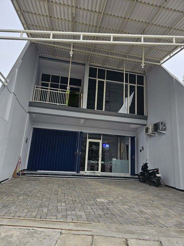 Dijual / Disewakan 2 Jejer Ruko Raya Wiyung Surabaya - Nol Jalan Raya - Parkiran Mobil Luas Cocok Buat Segala Usaha 