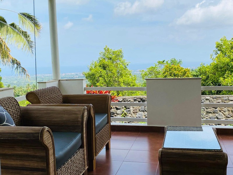 An Exquisite Villa Overlooking the Panji Coastline