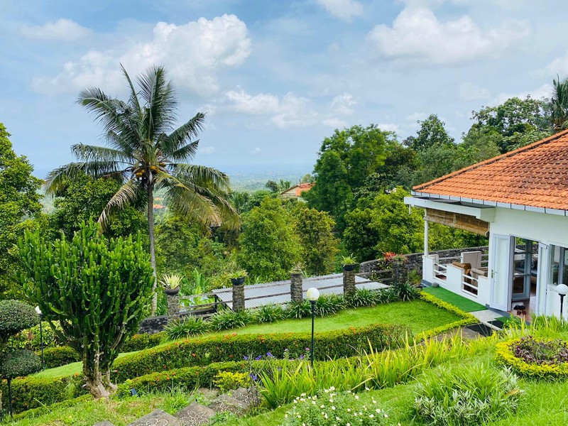 An Exquisite Villa Overlooking the Panji Coastline