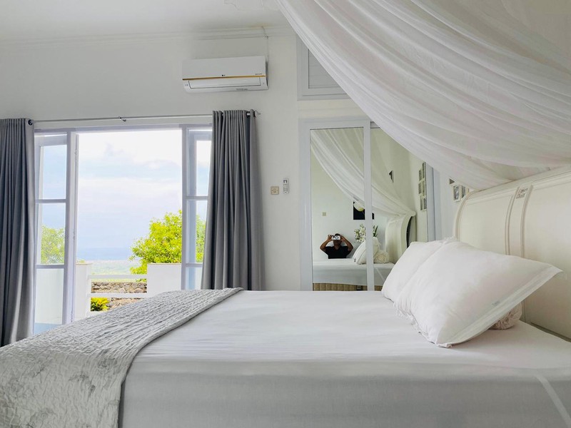 An Exquisite Villa Overlooking the Panji Coastline