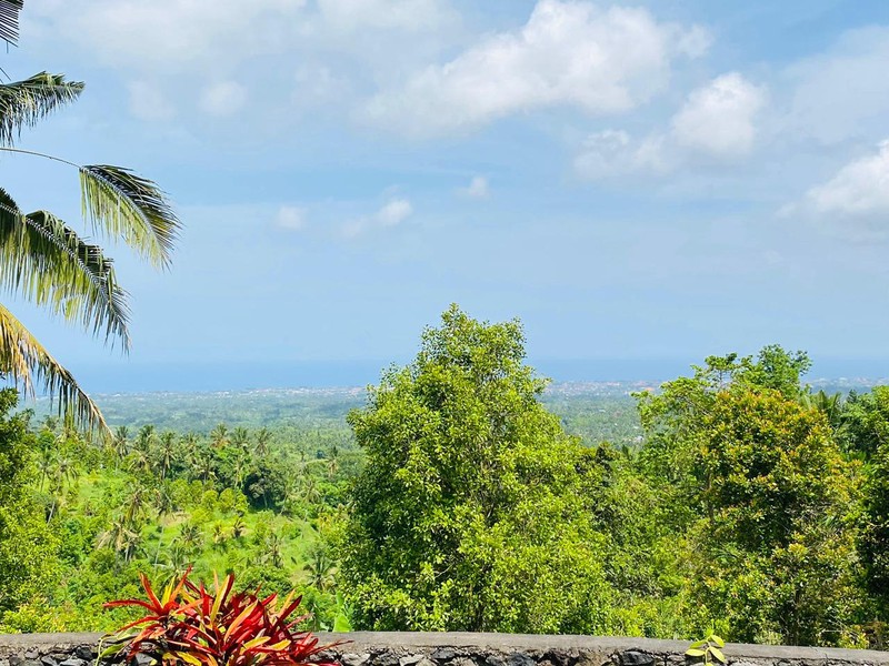 An Exquisite Villa Overlooking the Panji Coastline