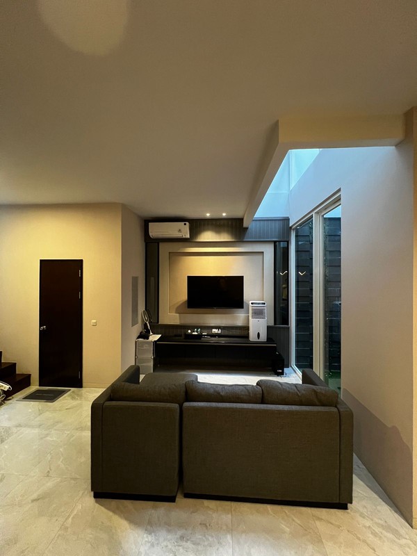 Dijual Rumah Modern 2 lantai Full Furnish di Graha Natura Surabaya Barat