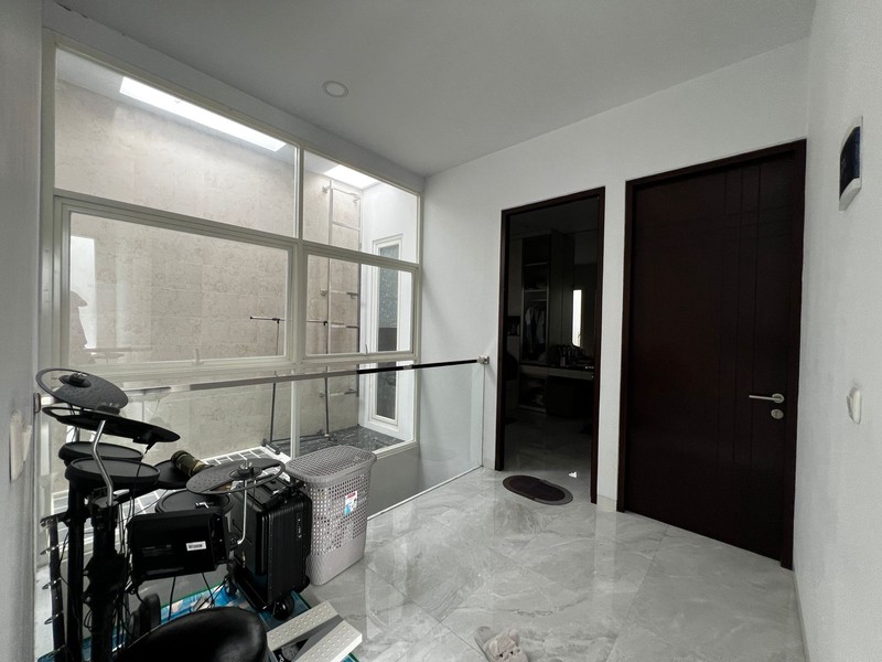 Dijual Rumah Modern 2 lantai Full Furnish di Graha Natura Surabaya Barat