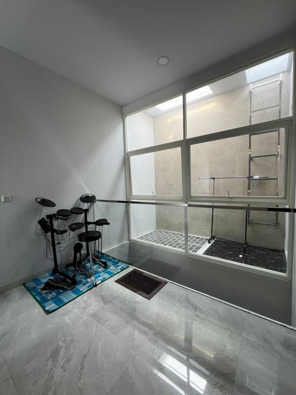 Dijual Rumah Modern 2 lantai Full Furnish di Graha Natura Surabaya Barat