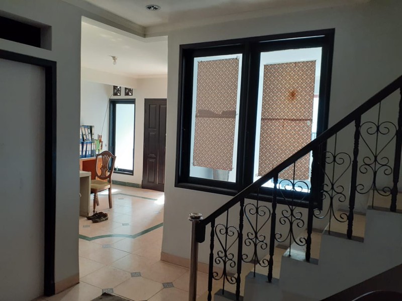 Rumah 2 Lantai 5 Kamar Tidur Lokasi di Kebon Baru Tebet Jaksel