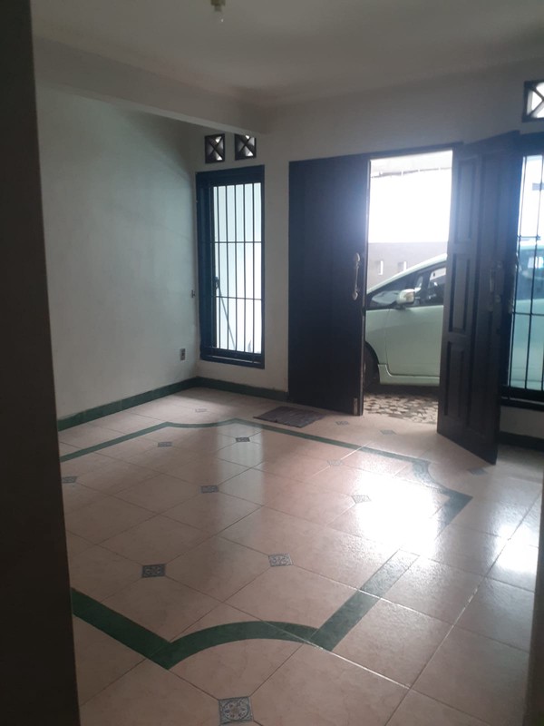 Rumah 2 Lantai 5 Kamar Tidur Lokasi di Kebon Baru Tebet Jaksel