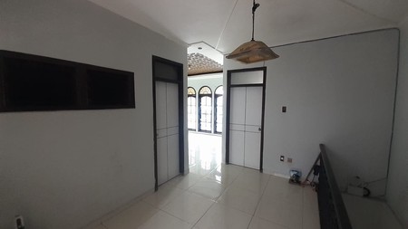 Rumah 2 Lantai 5 Kamar Tidur Lokasi di Kebon Baru Tebet Jaksel