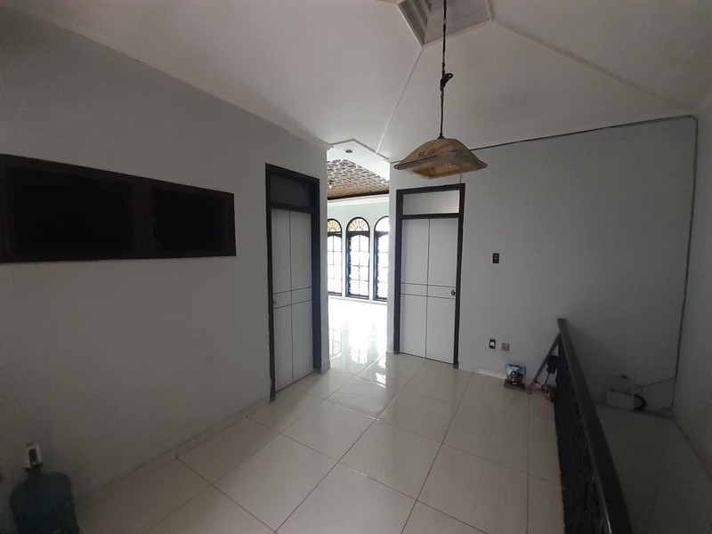 Rumah 2 Lantai 5 Kamar Tidur Lokasi di Kebon Baru Tebet Jaksel