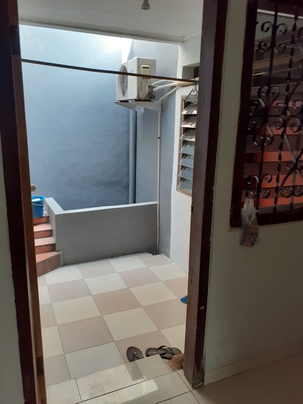 Rumah 2 Lantai 5 Kamar Tidur Lokasi di Kebon Baru Tebet Jaksel