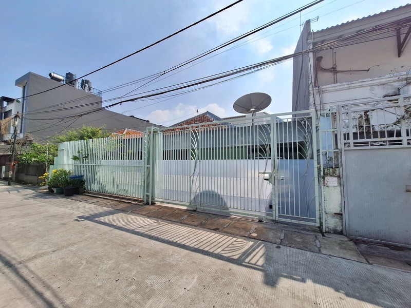 Jarang ada Rumah Lama Strategis di Jelambar - Tanah 420m2, Cocok untuk Hunian Mewah atau Investasi