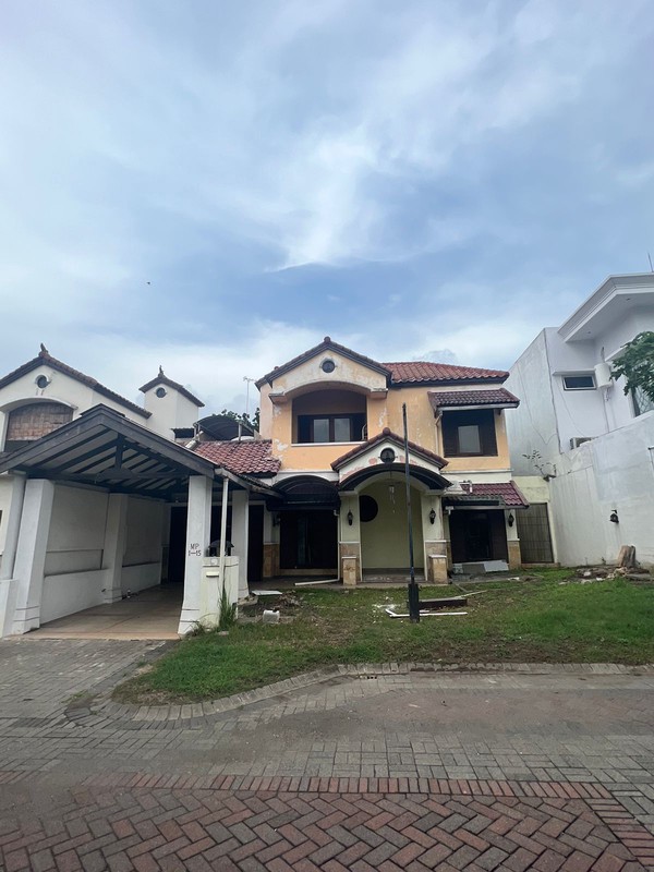 MURAH  Disewakan 280 m2 Rumah Crystal Golf Citraland Surabaya - Kondisi Kosongan - Garasi Carport 2 Mobil