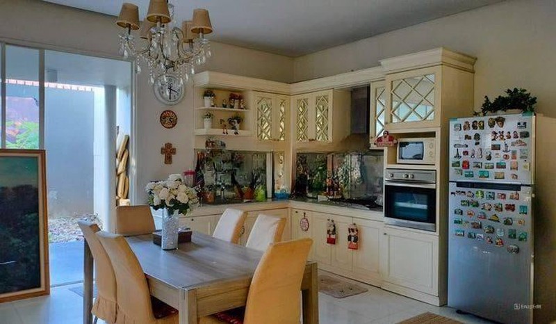 Dijual Rumah Mewah Siap Huni di Simpang Darmo Permai Selatan