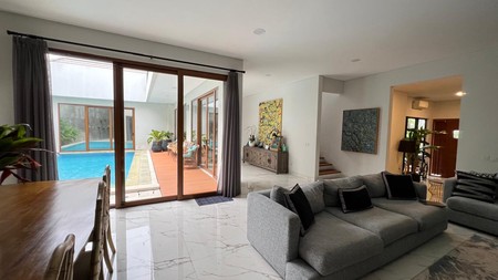 Hunian elegan dan nyaman, dibangun sendiri dengan kualitas terbaik, cocok untuk keluarga yang mengutamakan kenyamanan dan lokasi premium.