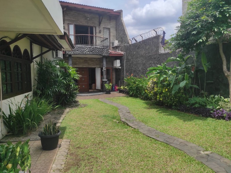 Rumah Komersial 2.000 m2 di Jalan Utama Lebak Bulus, Siap Huni + Pool