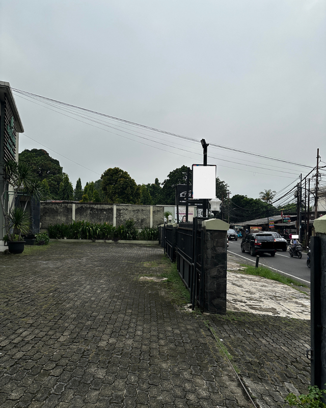 Rumah Komersial 2.000 m2 di Jalan Utama Lebak Bulus, Siap Huni + Pool