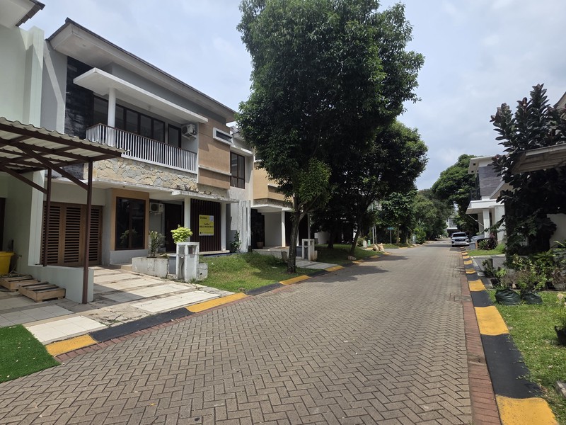 Rumah Nyaman dan Siap Huni depan Taman di Kawasan Discovery, Bintaro Jaya Sektor 9