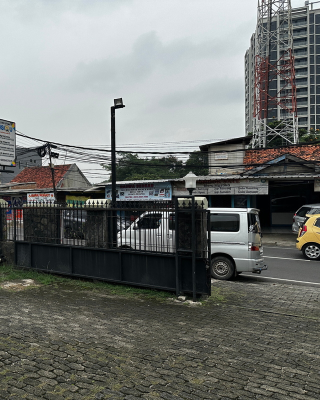 Properti Komersial di Jalan Utama Lebak Bulus, Parkir Luas