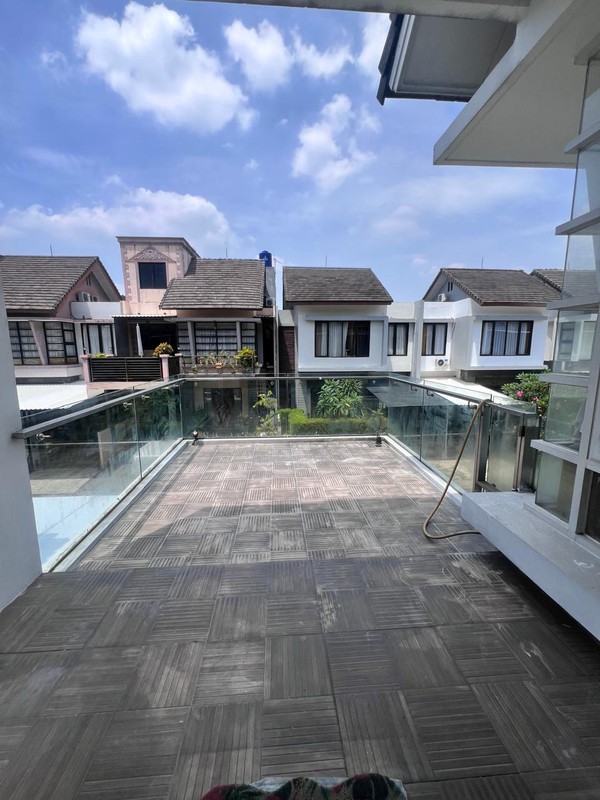 Rumah 3 Lantai Siap Huni dengan Hunian Nyaman dan Asri @Bintaro Sektor 9