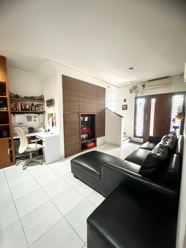 Rumah 2 lantai, Bagus, dan Apik lokasi strategis di Bintaro