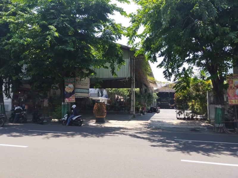 Dijual 3200 m2 Tanah Plus Bangunan Usaha Pusat Kota Bangil - Pasuruan Jawa Timur - Nol Jalan A Yani - Kauman - Cocok Buat Segala Usaha - Parkiran Luas 