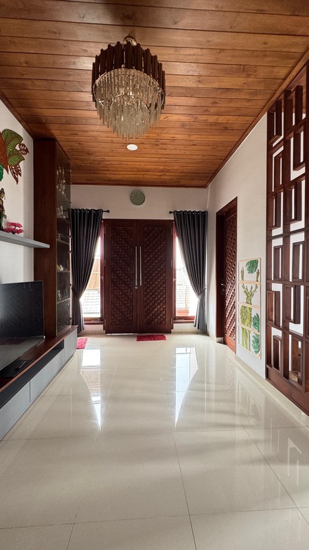 Rumah Modern 3 Lantai Bebas Banjir dalam Town House di Beji