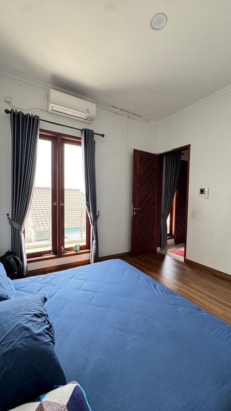 Rumah Modern 3 Lantai Bebas Banjir dalam Town House di Beji