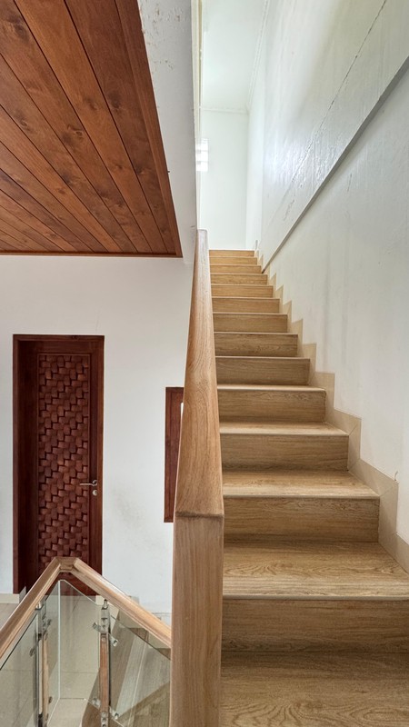 Rumah Modern 3 Lantai Bebas Banjir dalam Town House di Beji