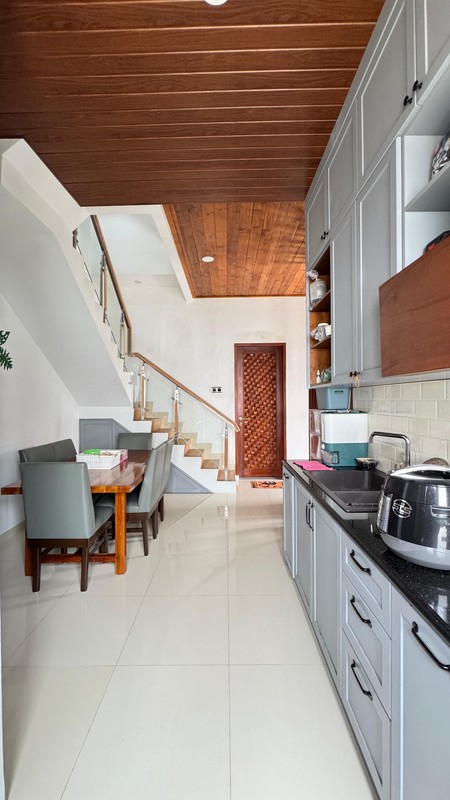 Rumah Modern 3 Lantai Bebas Banjir dalam Town House di Beji