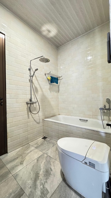 Rumah Modern 3 Lantai Bebas Banjir dalam Town House di Beji