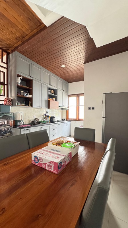 Rumah Modern 3 Lantai Bebas Banjir dalam Town House di Beji