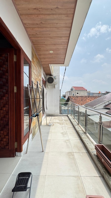 Rumah Modern 3 Lantai Bebas Banjir dalam Town House di Beji