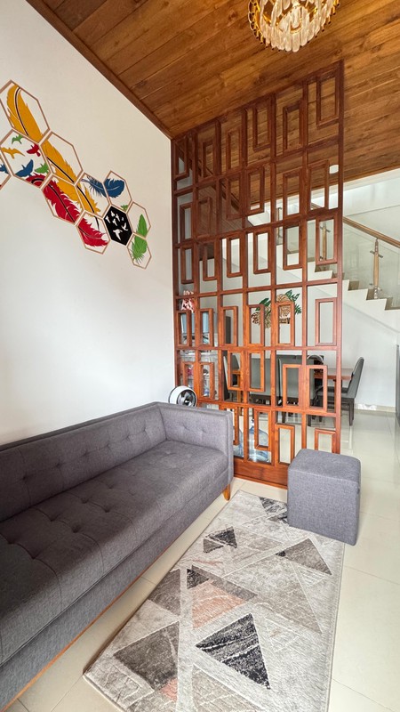 Rumah Modern 3 Lantai Bebas Banjir dalam Town House di Beji