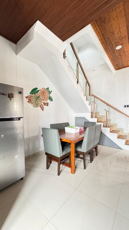 Rumah Modern 3 Lantai Bebas Banjir dalam Town House di Beji