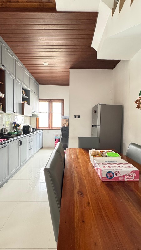 Rumah Modern 3 Lantai Bebas Banjir dalam Town House di Beji