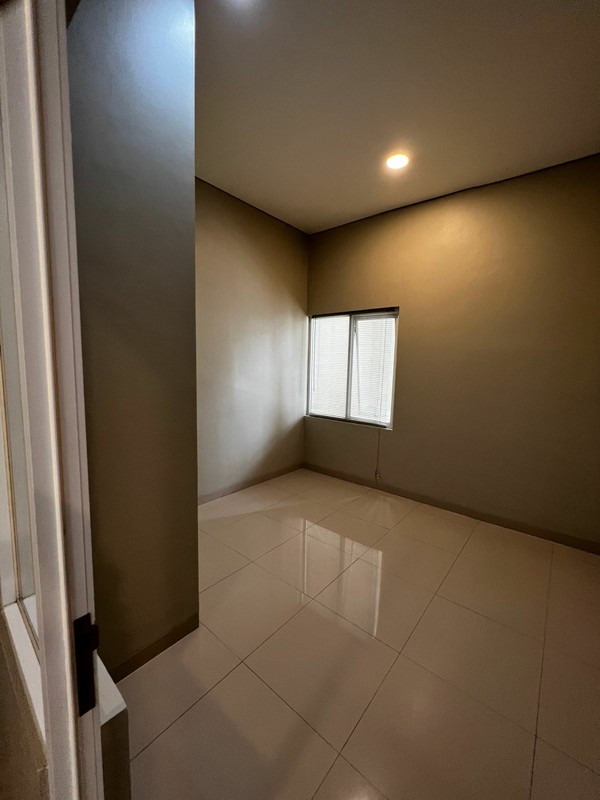 Rumah Baru 3 Lantai , Sayap Riau , dekat Gedung Sate