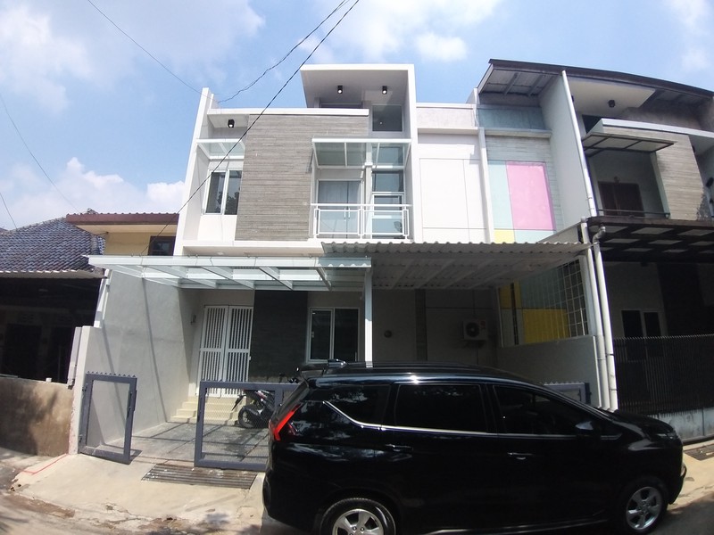 Rumah Baru 3 Lantai , Sayap Riau , dekat Gedung Sate